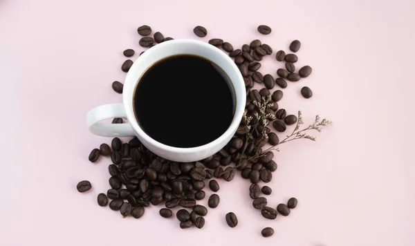 Weiße Keramiktasse Mit Schwarzem Kaffee Auf Kaffeebohnen Pastellfarbener Hintergrund — Stockfoto