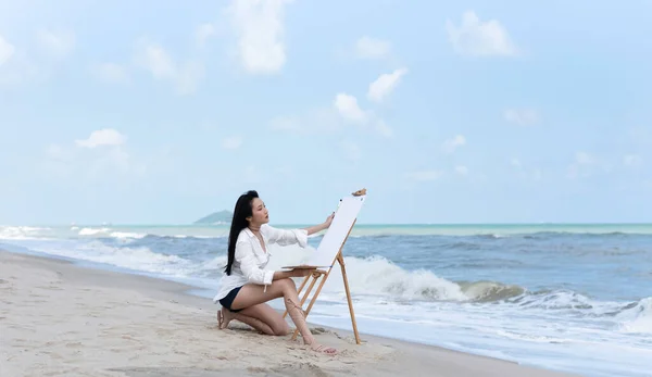 Young Woman Wearing White Shirt Sitting Beach Painting Relax Time — Stockfoto