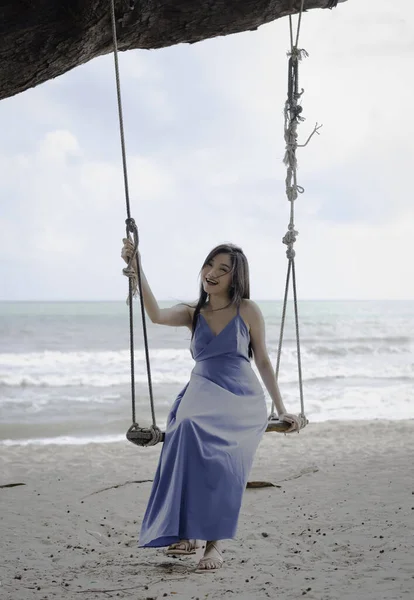 Schöne Frau Sitzt Auf Hölzerner Schaukel Strand Hintergrund Modell Posiert — Stockfoto