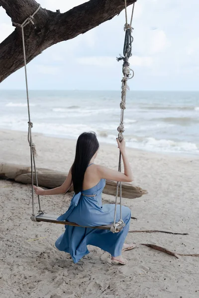Parte Posterior Mujer Sentada Oscilación Madera Fondo Playa Posando Modelo —  Fotos de Stock