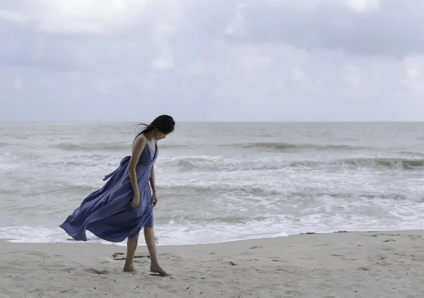 Hermosa Mujer Vistiendo Vestido Azul Caminando Playa Posando Modelo Relajarse —  Fotos de Stock