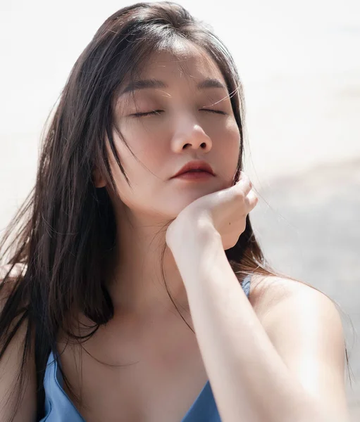 Face Beautiful Woman Closed Eyes Dreamy Action Portrait Model Posing — Stockfoto