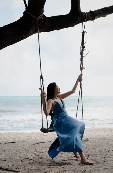 Hermosa Mujer Sentada Madera Swing Playa Posando Modelo Tiempo Relax —  Fotos de Stock