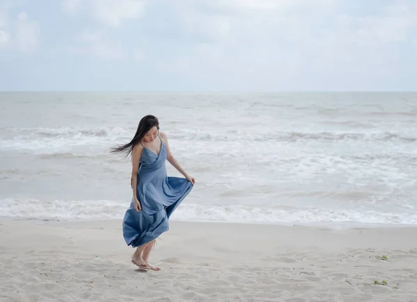 Beautiful Woman Wearing Blue Dress Walking Beach Model Posing Relax — Stockfoto