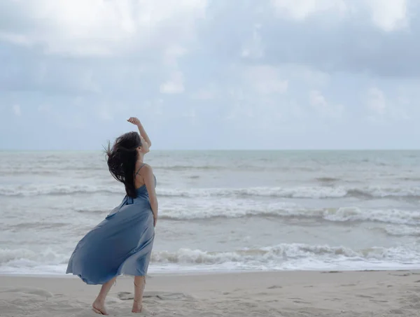 Hermosa Mujer Con Vestido Azul Pie Playa Levantar Mano Aire —  Fotos de Stock