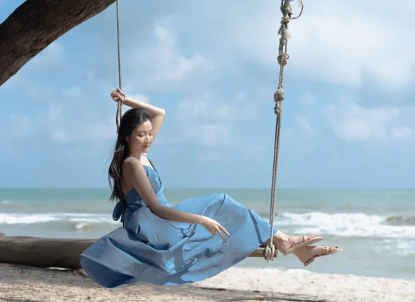 Hermosa Mujer Sentada Madera Swing Model Posando Tiempo Relax Fondo —  Fotos de Stock