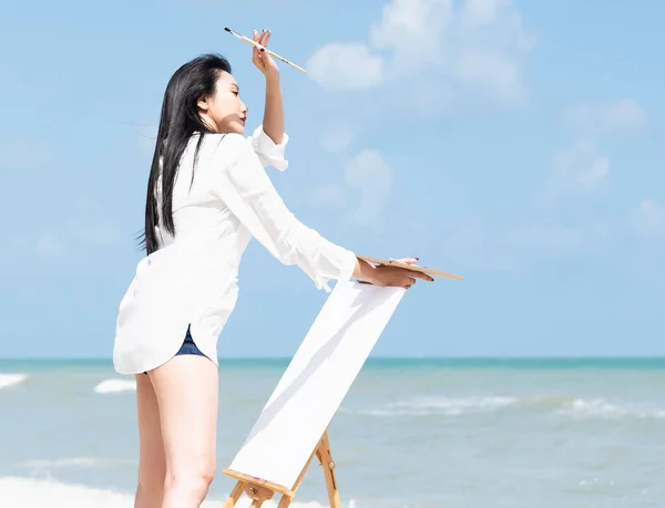 Jovem Mulher Vestindo Camisa Branca Praia Pintura Relaxar Tempo Modelo — Fotografia de Stock