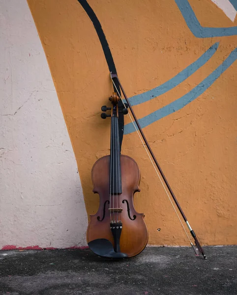 Βιολί Και Φιόγκο Στο Φόντο Ακουστικό Όργανο — Φωτογραφία Αρχείου