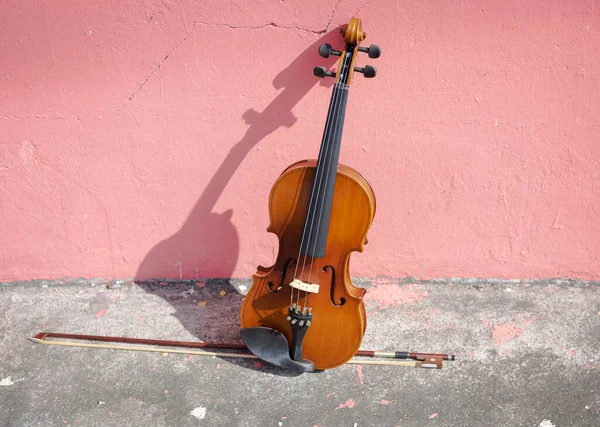 Violin Bow Put Ground Floor Leaning Old Wall Pink Color — Fotografia de Stock