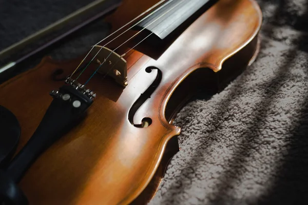 Violin Put Background Reflection Sunlight Shining Hole Acoustic Instrument Blurry — Zdjęcie stockowe