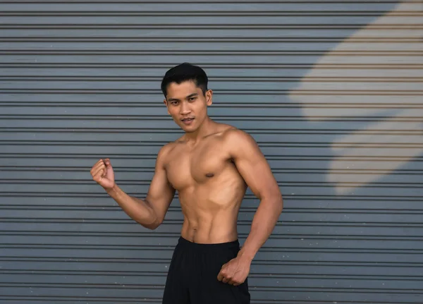 Hombre Joven Con Ajuste Músculo Firme Levante Puño Hacia Arriba —  Fotos de Stock