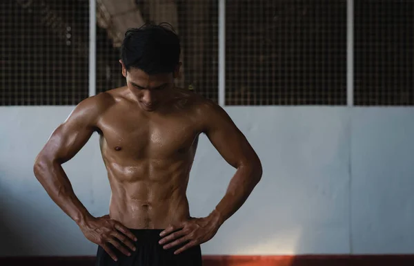 Formda Kaslı Genç Bir Adam Tüm Vücudunu Islatan Belini Desteklemek — Stok fotoğraf