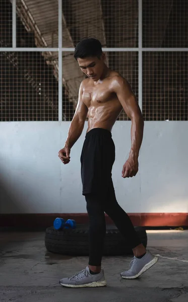 Formda Kaslı Genç Bir Adam Tüm Vücudu Islak Poz Veren — Stok fotoğraf