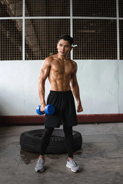 Formda Kaslı Genç Bir Adam Elinde Dambıl Egzersiz Için Hazırlan — Stok fotoğraf