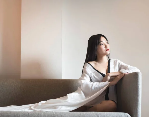 Hermosa Mujer Cubrir Cuerpo Con Tela Satén Blanco Sittng Sofá —  Fotos de Stock