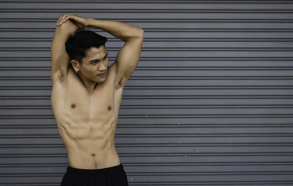 Hombre Joven Con Ajuste Músculo Firme Levantar Las Manos Por —  Fotos de Stock