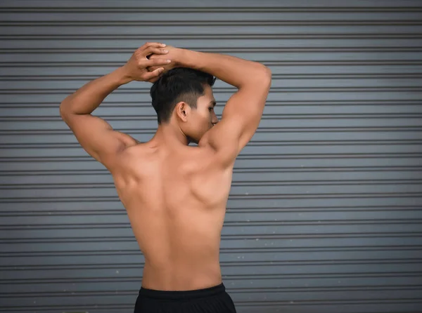Parte Posterior Del Hombre Joven Con Ajuste Músculo Firme Pie —  Fotos de Stock