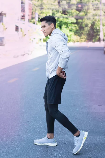 Молодий Чоловік Спортивному Одязі Перетинається Дорозі Вправ Розмитий Світловий Дизайн — стокове фото