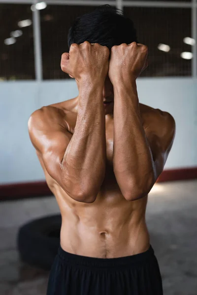 Jovem Com Músculo Apto Firme Molhado Por Todo Corpo Levantar — Fotografia de Stock