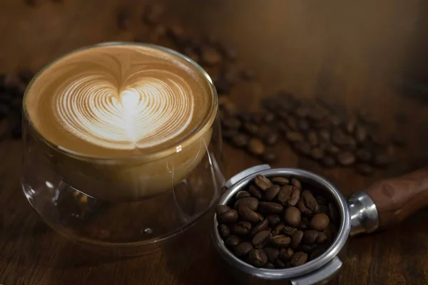 Glas Kaffe Med Hjärtform Bildar Mjölk Toppen Sätta Trä Skrivbord — Stockfoto