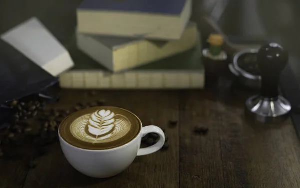 Kahve Fincanı Ile Latte Sanat Ahşap Masa Bulanık Işık Etrafında — Stok fotoğraf