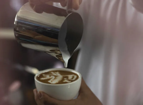 Selektivt Fokus Mjölk Släppa Toppen Suddigt Kaffe För Att Göra — Stockfoto