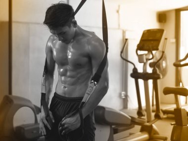 Formda ve kaslı genç bir adamın seçici odak noktasında, halatı çekmek, egzersiz, sanat tonu, bulanık ışık yapmak için.