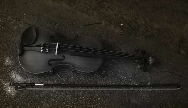 Arka planda keman ve yay, akustik enstrüman, vintage ve sanat tonu, etrafında bulanık ışık