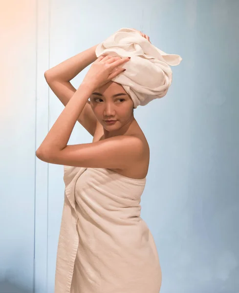 Mooie Vrouw Gewikkeld Met Handdoek Haar Hele Lichaam Hoofd Voor — Stockfoto