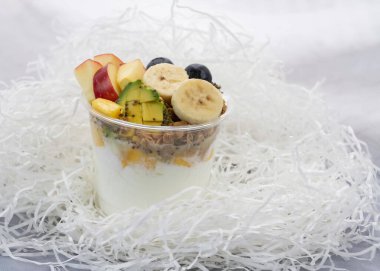 Taze karışık meyveli yoğurt kabı, sağlıklı diyet yiyecekler, arka plan, bulanık ışık...