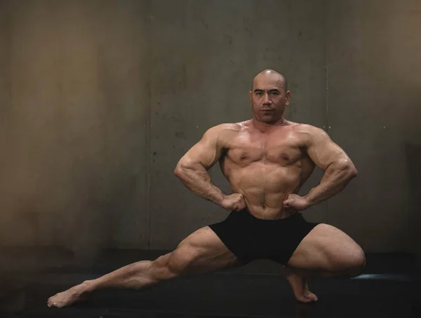 Young Man Fit Firm Body Posing Showing Strong Muscle Bodybuilder — 스톡 사진