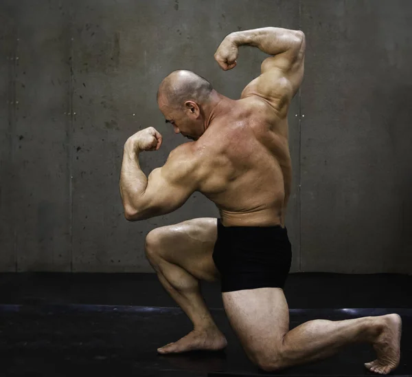 Jongeman Met Fit Stevig Lichaam Knielen Poseren Voor Het Tonen — Stockfoto