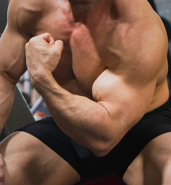 Sterke Armspier Van Bodybuilder Nat Hele Hand Tussen Oefening — Stockfoto