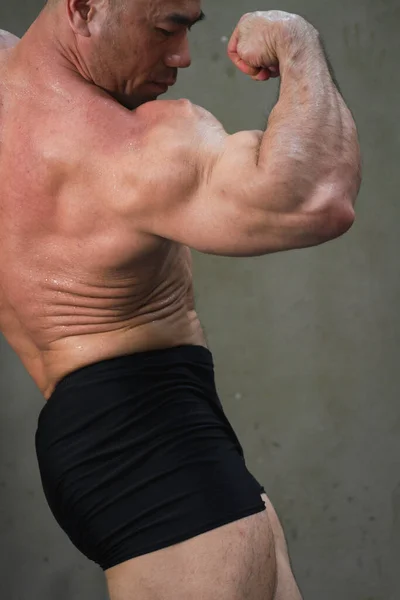 Sterke Slanke Spier Zonder Liefde Behandelt Vet Van Jonge Bodybuilder — Stockfoto