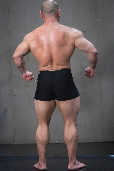 Parte Trás Homem Jovem Com Músculo Apto Firme Fundo Fisiculturista — Fotografia de Stock