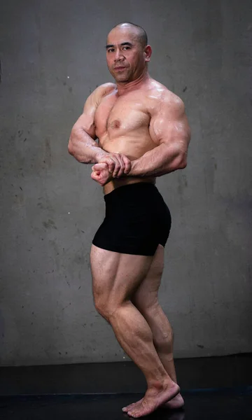 Young Man Fit Firm Body Posing Showing Strong Muscle Bodybuilder — Zdjęcie stockowe