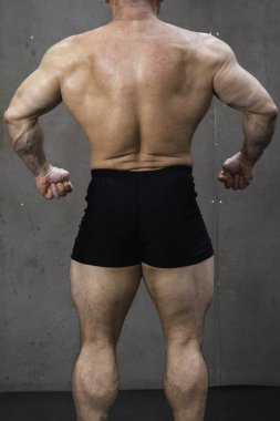 Formda ve sağlam vücutlu genç adamın güçlü arka kası, vücut geliştirici.