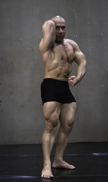 Young Man Fit Firm Body Posing Showing Strong Muscle Bodybuilder — 스톡 사진