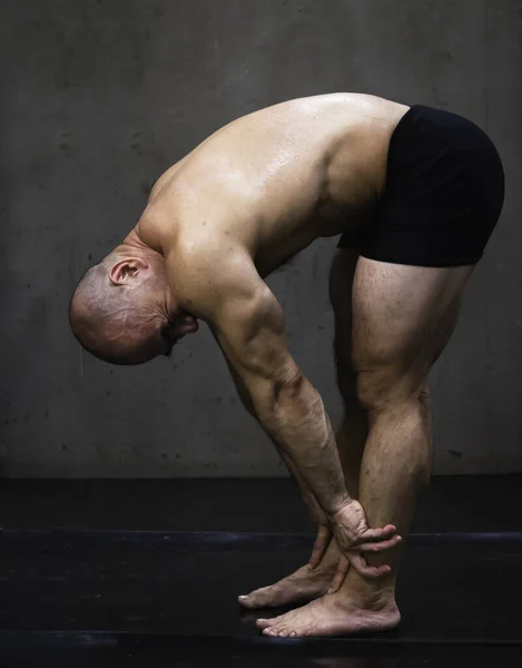 Formda Kaslı Genç Adam Vücudunu Eğip Ayaklarına Dokun Egzersiz Yaptıktan — Stok fotoğraf