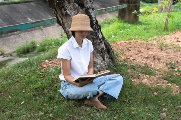Woman Wearing White Shirt Blue Jean Sitting Ground Floor Reading — ストック写真