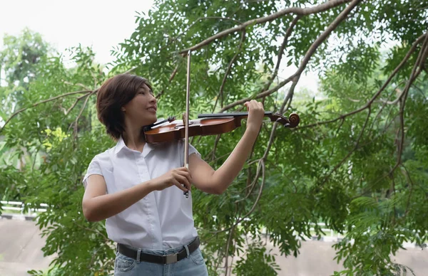 Женщина Белой Рубашке Играет Скрипке Счастливым Чувством Парке Хобби Отдыхе — стоковое фото