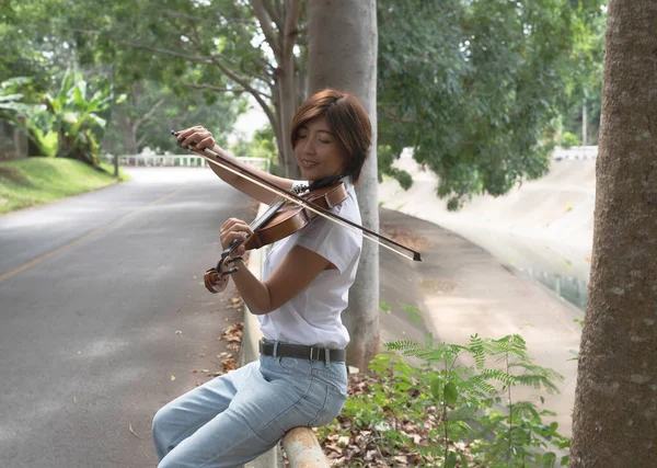 Женщина Белой Рубашке Синих Джинсах Играет Скрипке Парке Счастливое Хобби — стоковое фото