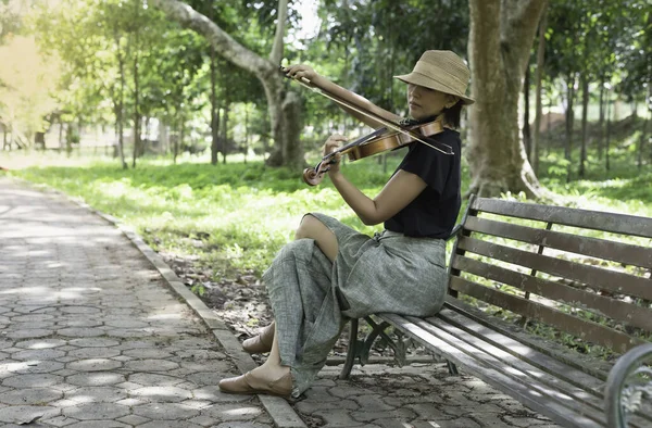 Woman Wearing Woven Hat Playing Violin Relax Time Holiday Park — Stockfoto
