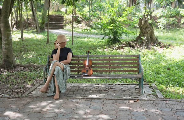 Woman Wearing Woven Hat Sitting Old Rust Bench Left Side — ストック写真