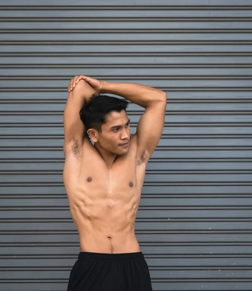 Hombre Joven Con Cuerpo Forma Firme Levantar Mano Estirar Músculo —  Fotos de Stock