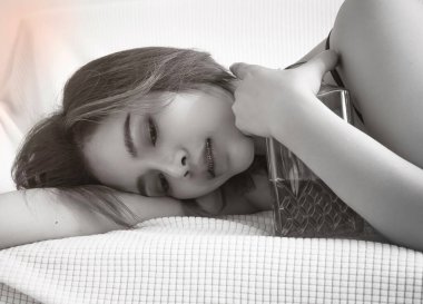 Güzel bir kadının yüzü, elinde viski şişesi, portre modeli pozu, klasik sanat tonu.