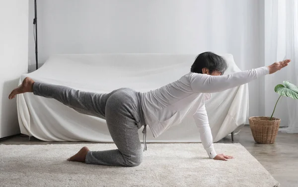 Gamla Dam Stå Motion Genom Att Göra Yoga Pose Levande — Stockfoto