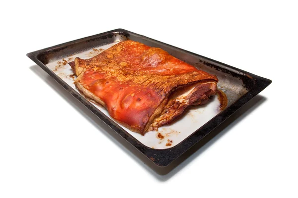調理された腹豚肉のトレイ — ストック写真