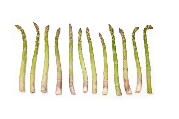 Asperges geïsoleerd op een witte studio achtergrond. — Stockfoto