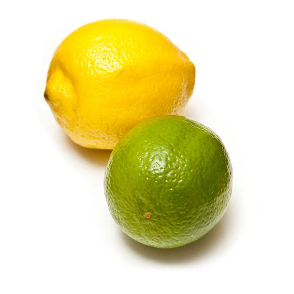 Citrons et Limes isolés sur un fond de studio blanc . — Photo